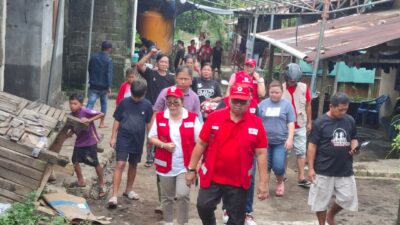 Bupati Minahasa dan Ketua TP PKK Salurkan Bantuan bagi Korban Banjir di Malendeng dan Tikela