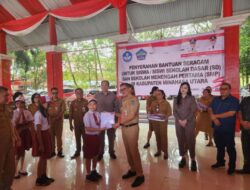 Bupati Joune Ganda Bagikan Bantuan Seragam Sekolah untuk Pelajar SD dan SMP