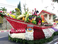 Kapal Bunga Minahasa Selatan Berlayar di Karnaval TIFF 2025