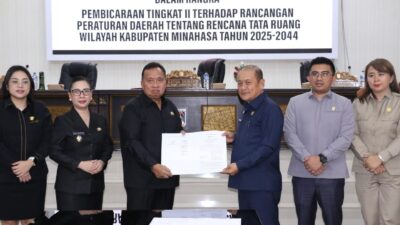 Ketua DPRD Robby Longkutoy Pimpin Rapat Penetapan RTRW Minahasa 2025–2044