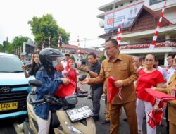 Wawali Richard Sualang Serukan Nasionalisme, Bagikan Ribuan Bendera Merah Putih Jelang HUT Kemerdekaan Ke-80