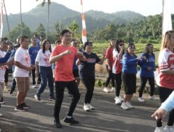 Bupati Joune Ganda Ikut Senam Pagi Bersama Warga di Desa Kaima
