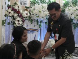 Bupati Minut Joune Ganda Melayat ke Rumah Duka Warga Kaima, Sampaikan Belasungkawa