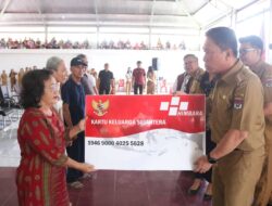Bupati Minsel Franky Wongkar Serahkan Buku Tabungan dan KKS untuk Keluarga Penerima Manfaat