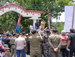 Temui Massa Aksi Buruh, Yulius Selvanus Sampaikan Komitmen: Pintu Rumah Dinas Terbuka untuk Dialog Tanpa Batas Waktu