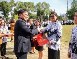 HUT PGRI Walikota Angouw Serahkan Piagam Penghargaan dari Presiden