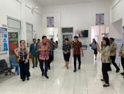 Bupati FDW Tinjau Proses Akreditasi Puskesmas Kumelembuai oleh Tim Kemenkes RI