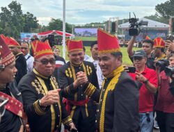 Bupati Robby Dondokambey Tampil Gagah Berbusana Adat Minahasa di Upacara Heroik Merah Putih 1946