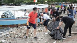 Andrei Angouw Pimpin Kerja Bakti Massal di Sindulang–Karangria, Soroti Tumpukan Sampah Plastik di Pesisir