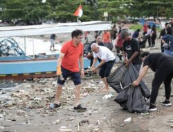 Andrei Angouw Pimpin Kerja Bakti Massal di Sindulang–Karangria, Soroti Tumpukan Sampah Plastik di Pesisir