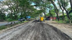 Di Bawah Arahan Gubernur Yulius Selvanus, Perbaikan Jalan Ir. Soekarno Dikebut