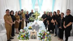 Wabup Vanda Sarundajang Datangi Rumah Duka Pnt. Albert Suak, Sampaikan Doa Penghiburan