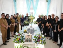 Wabup Vanda Sarundajang Datangi Rumah Duka Pnt. Albert Suak, Sampaikan Doa Penghiburan
