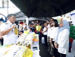 Pantau Harga Pangan, Yulius Selvanus Tinjau Gerakan Pangan Murah di Sejumlah Daerah