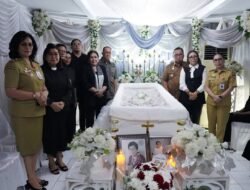 Datangi Rumah Duka di Leilem, Robby Dondokambey Sampaikan Belasungkawa kepada Keluarga Royke Octavian Roring