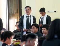 Joune Ganda Layani Jemaat di Ibadah Perjamuan Kudus Jumat Agung GMIM Immanuel Kaima