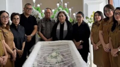 DPRD Sulut dan Sekretariat Sampaikan Duka, Melayat ke Rumah Almarhumah Fitje Roring-Waani, Selasa (31/03/2026)