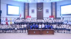 Siswa MIS Belajar Demokrasi Langsung di DPRD Sulut