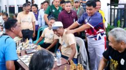 Cairkan Ketegangan, Aksi Spontan Gubernur YSK Pijat Bahu Peserta Catur PKB GMIM Bikin Heboh