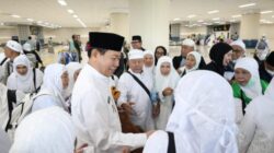 Wagub Victor Mailangkay Sambut Haru Kepulangan 385 Jamaah Haji Sulut di Bandara Sam Ratulangi