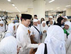 Wagub Victor Mailangkay Sambut Haru Kepulangan 385 Jamaah Haji Sulut di Bandara Sam Ratulangi
