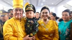 Usai Upacara HUT ke-62 Sulut, Yulius Sapa Pelajar hingga Gendong Bocah Berseragam Loreng
