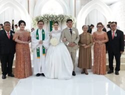 Zachary Pioh dan Sarah Dondokambey Mengikat Janji Suci di GMIM Petra Sawangan