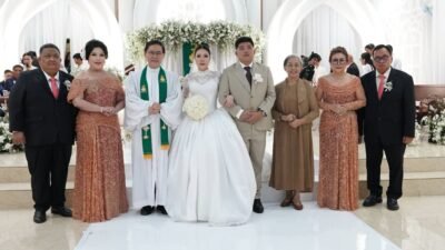 Zachary Pioh dan Sarah Dondokambey Mengikat Janji Suci di GMIM Petra Sawangan